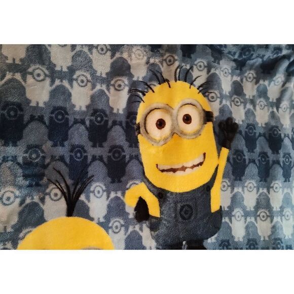 DESPICABLE ME Plush blanket. 60" x 47". No stains. EUC. - Picture 2 of 10